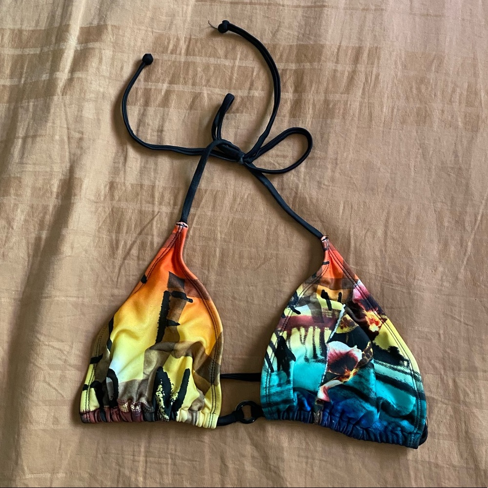 Multi colored triangle top